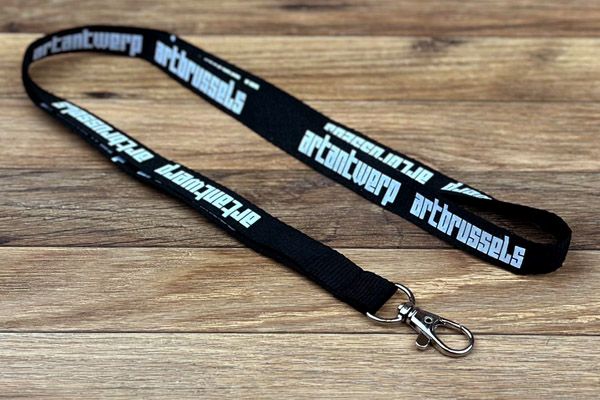 lanyards van geweven gerecycleerde PET stof met bedrukking in 1 kleur via zeefdruk